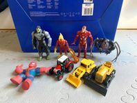 Action figurer och traktor