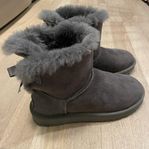 UGG mini Bailey bow II, grå 