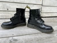 Dr. Martens - Barn 36 - lackläder snörkängor