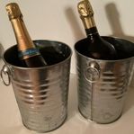 2 CHAMPAGNE BUBBEL VIN KYLARE SILVERFÄRGAD METALL JULKLAPP