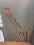 Vintage Ikea ”Sprallig” giraff, orange metall, klädhän