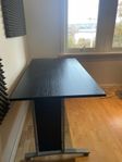 Skrivbord 150*80, höjd 75. Svart med stålben. 