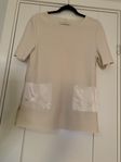 Ny beige topp med fickor i strl XS från By Malene Birger