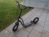 Sparkcykel och skateboard