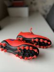 Fotbollsskor Nike strl. 33