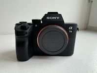 Sony A7 iii kamerahus+objektiv, stativ & ryggsäck i nyskick