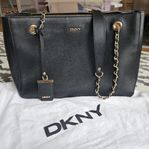 Äkta DKNY väska i svart skinn