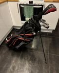 golfbag med klubbor (vänster)