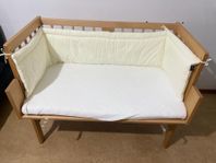 Baby crib (baby Sidosäng) with bed and cushions