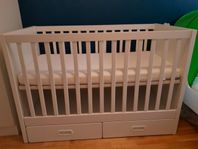 Spjälsäng / baby cot with drawers