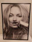  Inramad Kate Moss Poster  125 kr