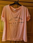 Rosa t-shirt Gina Tricot med tryck.