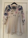 Beige blus med blåa o rosa blommor i strl S/M från Marta 