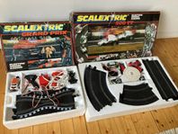 SCALEXTRIC bilbanor med flera bilar