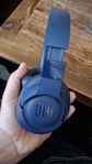 JBL Bluetooth hörlurar med brusreducering.