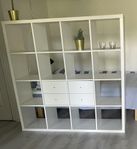 Bokhylla KALLAX från Ikea med 4 lådor 