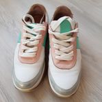 Snygga vita sneakers med rosa och turkos detaljer