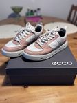 Ecco Street 720 W