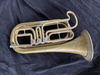 Gammalt tenorhorn macka.