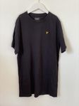 Svart t-shirt LYLE & SCOTT storlek 170 (14/15 år) i nyskick