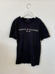 Mörkblå t-shirt TOMMY HILFIGER storlek 152 i nyskick!