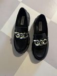 Svarta chunky loafers strl 37 guldkedja Steve Madden