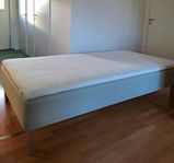 Fräsch IKEA-säng, 105 x 200 cm med bäddmadrass & ben