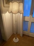 Gedigen vintage golvlampa vit metall m mässingdetaljer