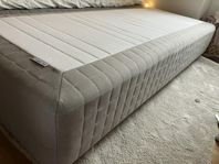 Säng: IKEA Skårer 80x200 resårbotten