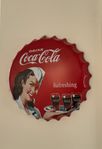 Coca Cola Metallskylt med kedja - Serving