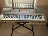 YAMAHA PSR E303 KEYBOARD inkl stativ