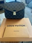 Louis Vuitton Pochette Metis Monogram Reverse Canavas