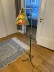 Golvlampa, grön & mässing, blommig lampskärm - Svenskt Te