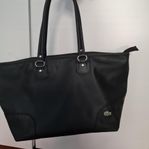 Damväska av märket LACOSTE mått: 50x28x18 