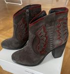 NYA Boots i äkta mocka strl 37 Sofie Schnoor