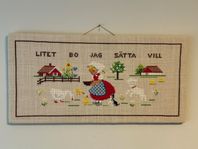 RETRO-BRODERAD TAVLA / BONAD  - LITET BO JAG SÄTTA VILL