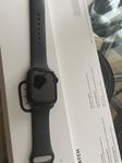 Apple Watch 7 45 mm Midnighht Alu med svart sport band gps