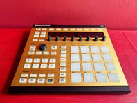 Maschine MKI Black + Custom Kit Gold + 24 Expansion Packs