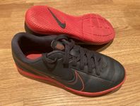 Nike inomhussko fotboll, stl 36,5