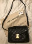 Louis Vuitton - Pochette Metis Black Leather