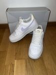 Nike Air Force 1 '07 vita med lila detaljer 