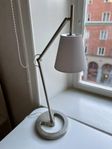 Stilren bordslampa / arbetslampa, dimbar och med USB-uttag 