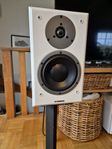 Dynaudio Emit M20 med Standesign stativ 