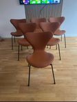 Arne Jacobsen Fritz Hansen Sjuan 3107 Stolar i Cognac läder