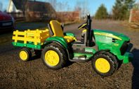 John Deere Ground Force EL Traktor med trailer