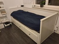 2 Sängar IKEA FLEKKE och IKEA HEMNES