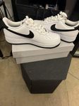 Nike air force 1 07” strl 42