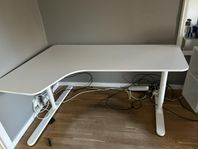 Hörnskrivbord från Ikea