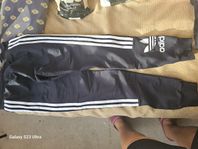 Adidas byxor 