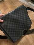 Louis Vuitton Axelremsväska